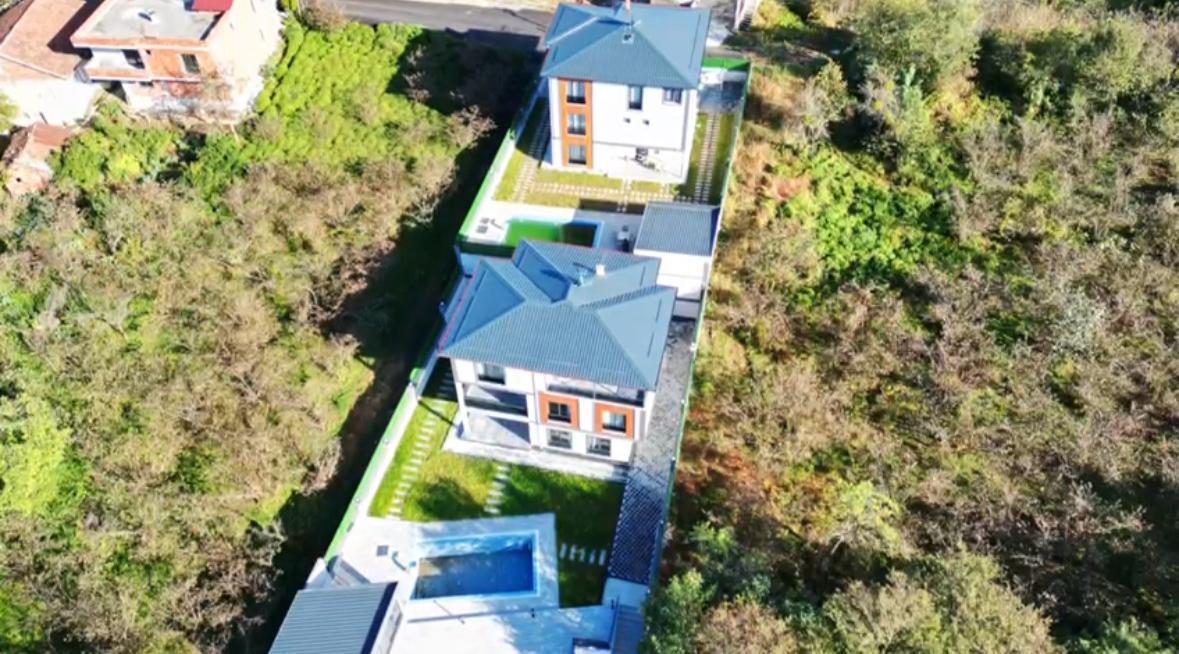 ARAKLI HÜRRİYET MAHALLESİNDE HAVUZLU LÜKS SATILIK VİLLALAR